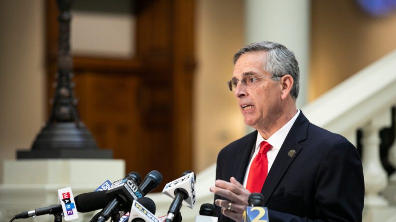 El secretario de Estado de Georgia, Brad Raffensperger, lleva a cabo una conferencia de prensa sobre el estado del conteo de votos en Atlanta, Georgia, el 6 de noviembre de 2020. (Jessica McGowan/Getty Images)