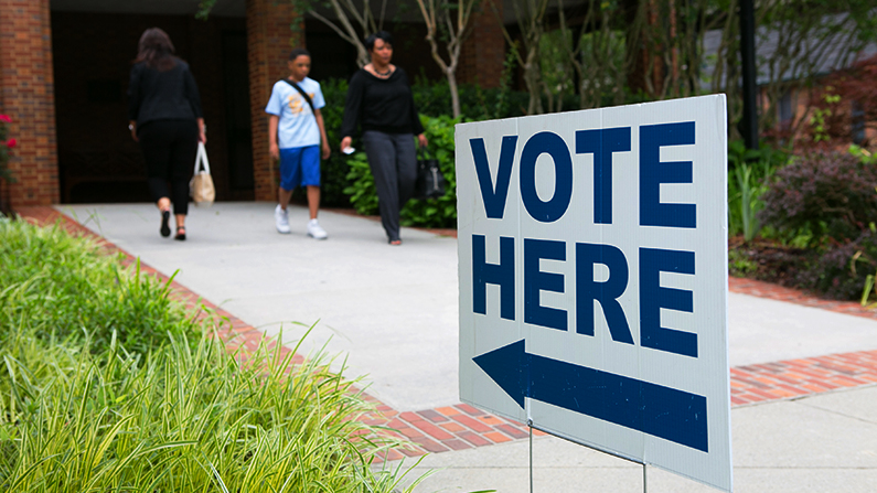 Los letreros conducen a los votantes al lugar de votación en San Martín en la Iglesia Episcopal Fields en Atlanta, Georgia, para las elecciones especiales del 6° Distrito Congresional de Georgia el 20 de junio de 2017. (Jessica McGowan/Getty Images)