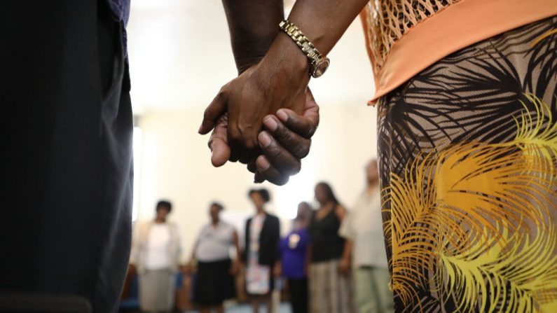 Imagen de archivo. Los fieles oran durante los servicios dominicales en la Iglesia Bautista Misionera del Nuevo Templo en el sur de Los Ángeles el 19 de agosto de 2018, en Los Ángeles, California, EE.UU. (Mario Tama / Getty Images)