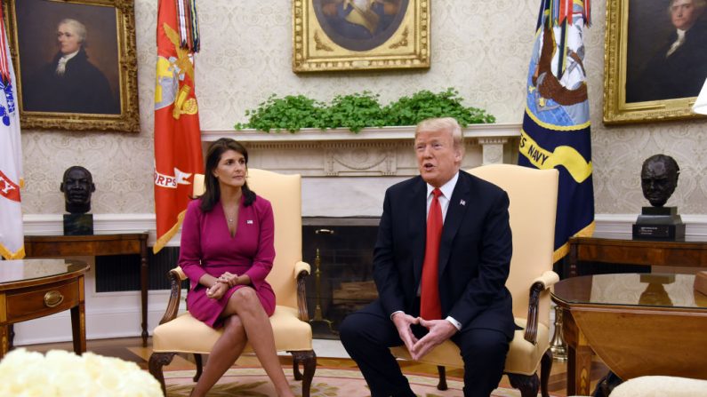 El presidente de Estados Unidos Donald Trump se reúne con Nikki Haley, la embajadora de Estados Unidos ante las Naciones Unidas en el Despacho Oval de la Casa Blanca el 9 de octubre de 2018 en Washington, DC. (OLIVIER DOULIERY/AFP a través de Getty Images)
