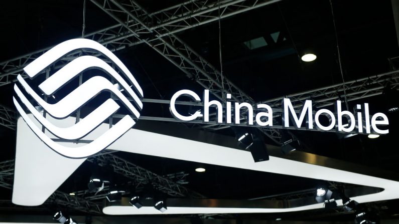 El logo de China Mobile se exhibe en el Congreso Mundial de Móviles en Barcelona, España, el 26 de febrero de 2019. (Pau Barrena/AFP vía Getty Images)
