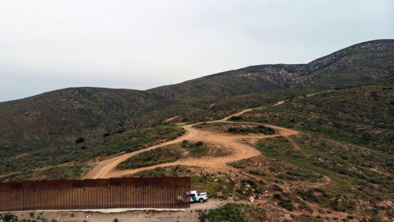 Un vehículo de la Patrulla Fronteriza está estacionado junto a una sección de la valla fronteriza entre Estados Unidos y México que termina en El Nido de las Águilas, al este de Tijuana, estado de Baja California, el 26 de marzo de 2019. (Guillermo Arias/AFP a través de Getty Images)