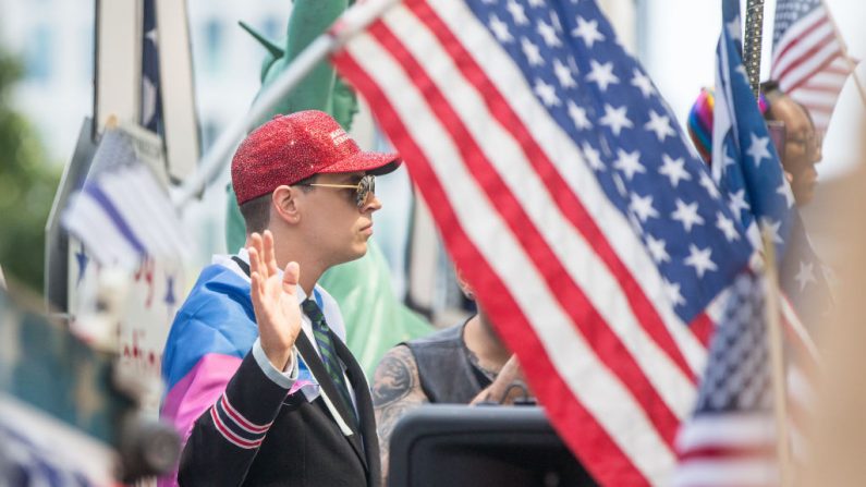 Milo Yiannopoulos en un desfile el 31 de agosto de 2019 en Boston, Massachusetts. La organización Super Happy Fun America, contó con una carroza adornada con letreros de "Trump 2020" y "Construye el muro", entre otras frases acuñadas por el presidente Donald Trump.  (Scott Eisen/Getty Images)