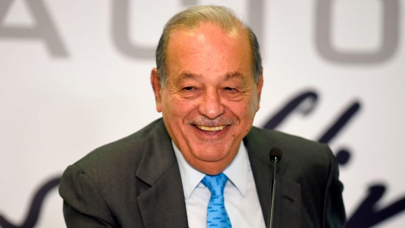 El magnate mexicano Carlos Slim sonríe durante una conferencia de prensa en la oficina de Inbursa en la Ciudad de México, México, el 16 de octubre de 2019. (Foto de Alfredi Estrella / AFP vía Getty Images)