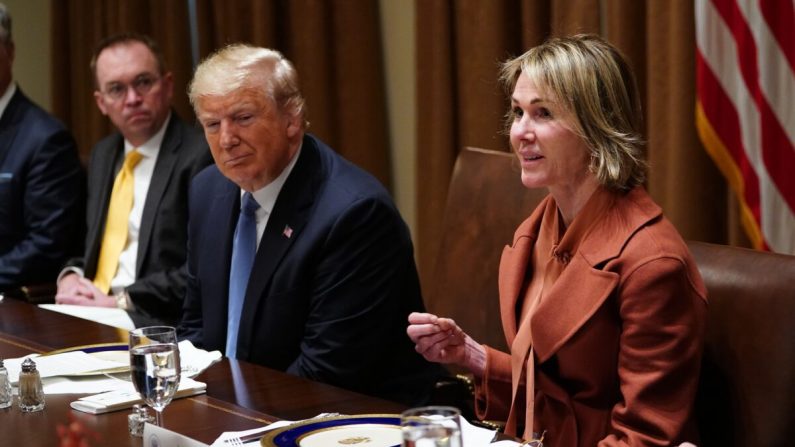 El presidente Trump escucha a la embajadora de los Estados Unidos ante las Naciones Unidas, Kelly Craft, durante un almuerzo con los representantes permanentes del Consejo de Seguridad de las Naciones Unidas en la Sala del Gabinete de la Casa Blanca en Washington, el 5 de diciembre de 2019. (Mandel Ngan/AFP vía Getty Images)