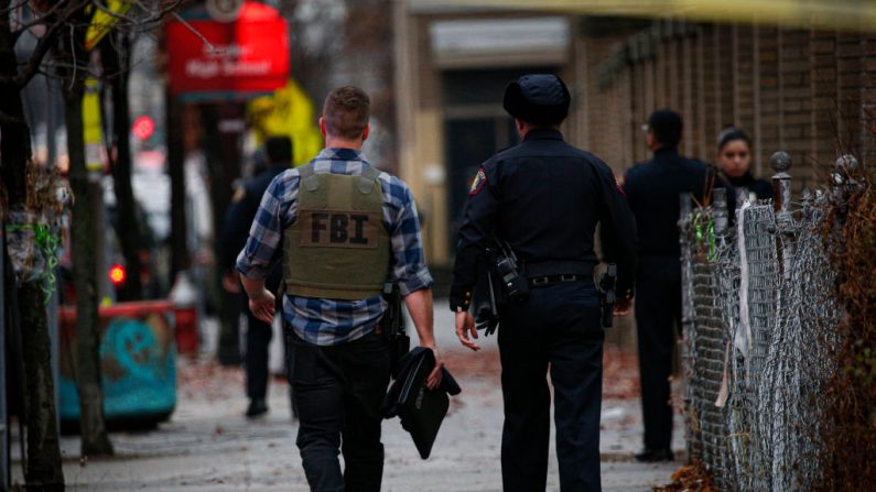 Un oficial del FBI se ve en Jersey City, Nueva Jersey (EE.UU.), el 10 de diciembre de 2019. (Foto de KENA BETANCUR / Afp / AFP a través de Getty Images)