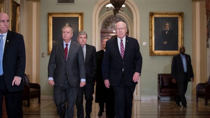 (Izq.-der.) El senador Lindsey Graham (R-SC), el senador Roy Blunt (R-MO), el presidente de la Corte Suprema John Roberts, y el senador Pat Leahy (D-VT) llegan a la cámara del Senado para los procedimientos de un impeachment en el Capitolio de Estados Unidos el 16 de enero de 2020 en Washington, DC. (Drew Angerer/Getty Images)