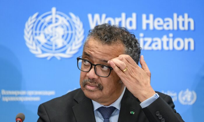 El director general de la Organización Mundial de la Salud (OMS), Tedros Adhanom Ghebreyesus, da una rueda de prensa en la sede de la OMS, en Ginebra, el 24 de febrero de 2020. (Fabrice Coffrini/AFP vía Getty Images)