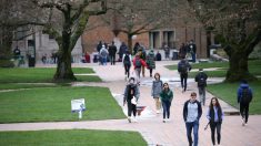 Suspenden a estudiantes de universidad por no usar mascarillas al aire libre fuera del campus