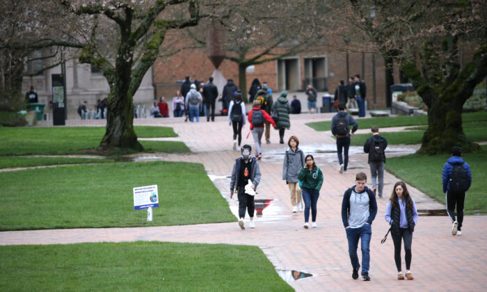 Los estudiantes de la Universidad de Washington están en el campus para el último día de clases presenciales en Seattle, el 6 de marzo de 2020. (Karen Ducey/Getty Images)