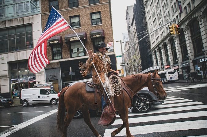 El presidente de la Comisión del Condado de Otero y el cofundador de Cowboys for Trump, Couy Griffin, monta su caballo en la 5ª avenida, en la ciudad de Nueva York, el 1 de mayo de 2020. (Jeenah Moon/Getty Images)
