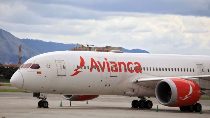 Un avión de la aerolínea Avianca se asienta en la pista del Aeropuerto Internacional El Dorado en Bogotá (Colombia), el 11 de mayo de 2020. (Foto de DANIEL MUNOZ / AFP a través de Getty Images)