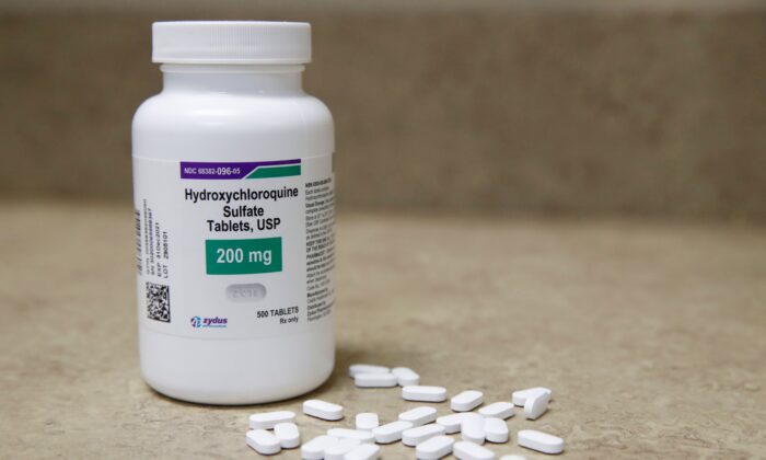 Una botella y pastillas de hidroxicloroquina se encuentra en un mostrador de la farmacia Rock Canyon, en Provo, Utah, el 20 de mayo de 2020. (George Frey/AFP a través de Getty Images)