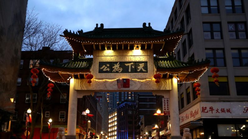 Una vista de una puerta de Chinatown inusualmente tranquila el 24 de marzo de 2020 en Boston, Massachusetts. (Maddie Meyer/Getty Images)