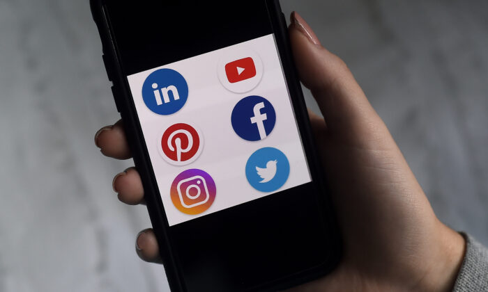 Las apps de redes sociales se muestran en un teléfono inteligente, el 28 de mayo de 2020. (Olivier Douliery/AFP a través de Getty Images)
