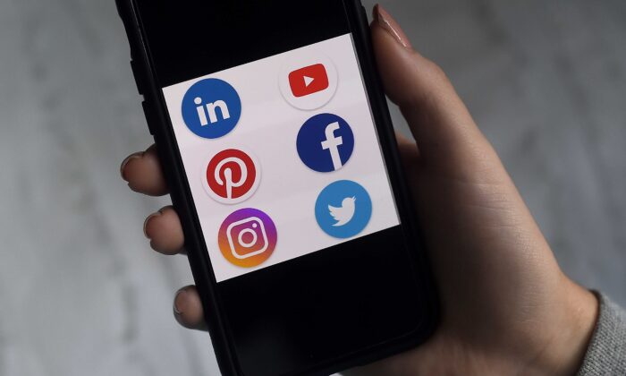 Los logotipos de Linkedin, YouTube, Pinterest, Facebook, Instagram y Twitter aparecen en un smartphone en Arlington, Virginia, el 28 de mayo de 2020. (Olivier Douliery/AFP vía Getty Images)
