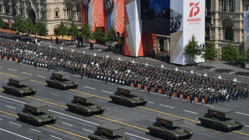 Lanzadores de cohetes termobáricos múltiples TOS-1A Solntsepyok durante el desfile militar del Día de la Victoria en la Plaza Roja, el 24 de junio de 2020 en Moscú, Rusia. (Evgeny Biyatov - Host Photo Agency vía Getty Images )
