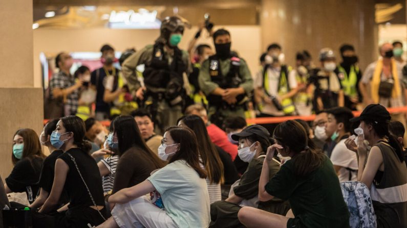 La policía antidisturbios detuvo a personas después de que desalojaran a los manifestantes que participaban en un mitin contra una nueva ley de seguridad nacional en Hong Kong el 1 de julio de 2020. ( Dale De La Rey/AFP vía Getty Images)
