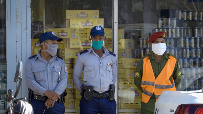 Oficiales de policía hacen guardia afuera de una tienda que vende productos en dólares americanos, en La Habana el 20 de julio de 2020. (ADALBERTO ROQUE/AFP vía Getty Images)
