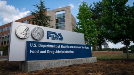 FDA indica a médicos en 8 estados que dejen de usar un tratamiento contra COVID-19
