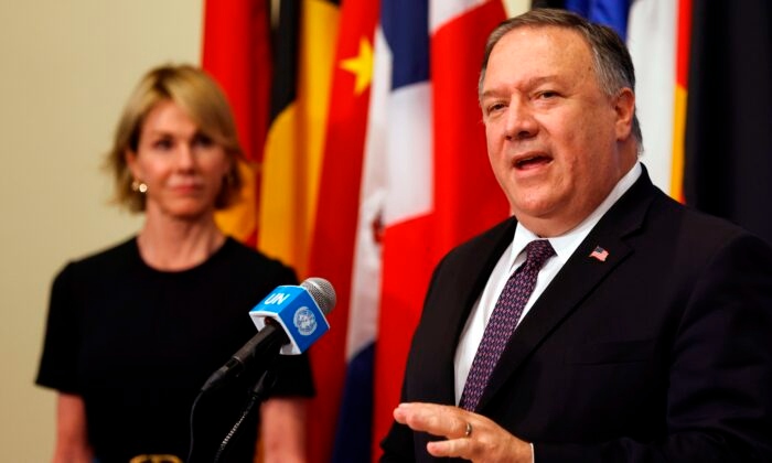 El secretario de Estado de Estados Unidos, Mike Pompeo, está acompañado por la embajadora de Estados Unidos ante las Naciones Unidas, Kelly Craft, mientras habla con los reporteros en la sede de las Naciones Unidas, en Nueva York, el 20 de agosto de 2020. (Mike Segar/POOL/AFP a través de Getty Images)