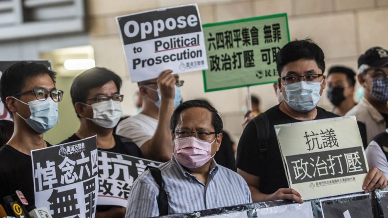 En la imagen, se ve el activista prodemocracia Albert Ho (c), que enfrenta cargos de incitar a otros y participar a sabiendas en una asamblea no autorizada que conmemora la represión de la Plaza de Tiananmen en 1989 en Beijing a principios de este 4 de junio, protesta en el tribunal de West Kowloon en Hong Kong el 15 de septiembre de 2020. (Foto de Isaac Lawrence / AFP a través de Getty Images)