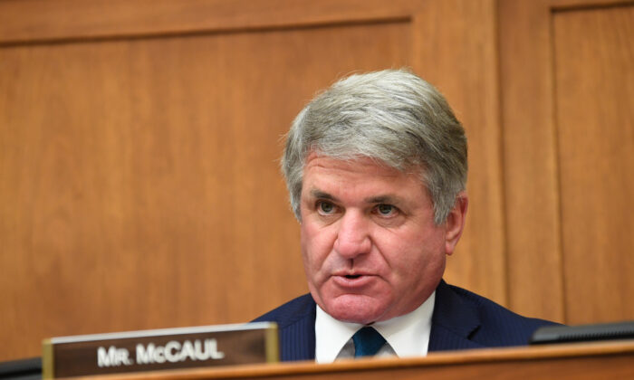 El representante Michael McCaul (R-Texas) interroga testigos durante una audiencia del Comité de Asuntos Exteriores de la Cámara de Representantes, en Washington, el 16 de septiembre de 2020. (Kevin Dietsch-Pool/Getty Images)
