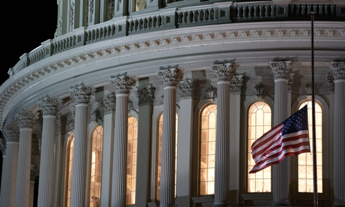 La bandera estadounidense ondea a media asta en el Capitolio de Estados Unidos, el 21 de septiembre de 2020. (Stefani Reynolds/Getty Images)