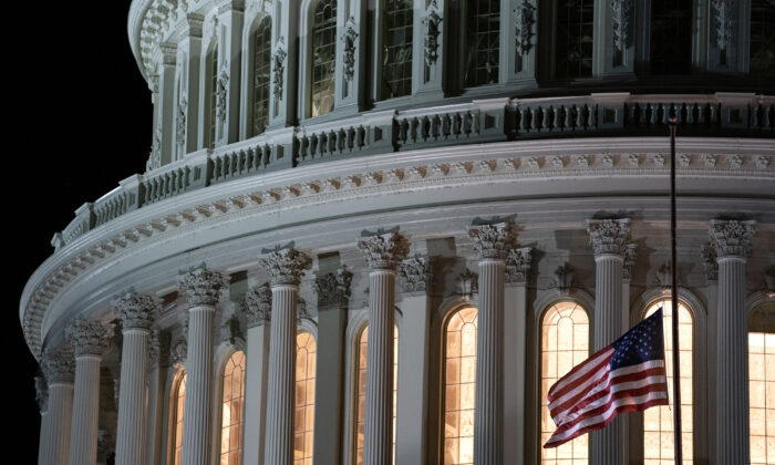 La bandera estadounidense ondea a media asta en el Capitolio de EE. UU., el 21 de septiembre de 2020. (Stefani Reynolds/Getty Images)