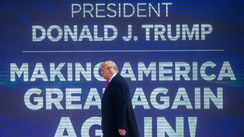 El entonces presidente Donald Trump llega a un mitin el 31 de octubre de 2020 en Newtown, Pensilvania. (Foto de Mark Makela/Getty Images)