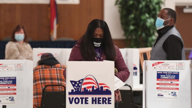 La candidata demócrata al congreso de Missouri, Cori Bush, vota el día de las elecciones en el Gambrinus Hall el 3 de noviembre de 2020 en St Louis, Missouri. (Michael B. Thomas/Getty Images)
