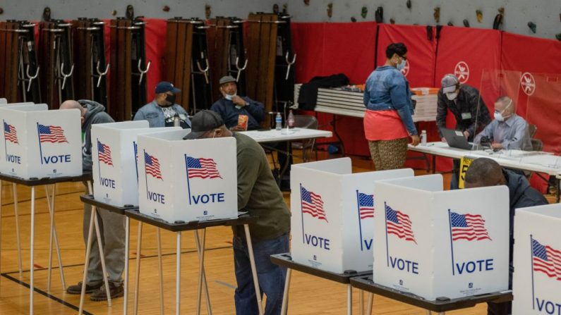 Los residentes votaron el 3 de noviembre de 2020 en la Escuela Primaria Eisenhower en Flint, Michigan.(SETH HERALD/AFP vía Getty Images)
