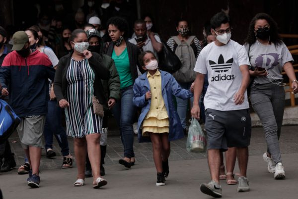 Personas con mascarillas caminan por las concurridas calles comerciales del centro de Sao Paulo el 10 de diciembre de 2020 en Sao Paulo, Brasil. (Foto de Rodrigo Paiva / Getty Images)