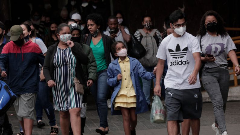 Personas con mascarillas caminan por las concurridas calles comerciales del centro de Sao Paulo el 10 de diciembre de 2020 en Sao Paulo, Brasil. (Rodrigo Paiva / Getty Images)
