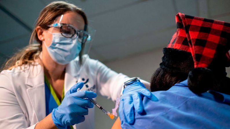 Una enfermera administra la vacuna Pfizer-BioNTech covid-19 a una trabajadora de apoyo médico en el Ashford Medical Center en San Juan, Puerto Rico el 15 de diciembre de 2020. (Ricardo Arduengo / AFP) vía Getty Images)