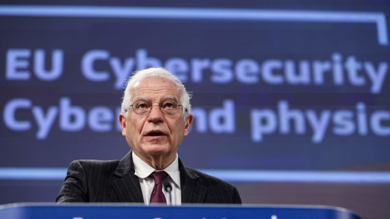 El vicepresidente de la Comisión Europea para la Política Exterior y de Seguridad Común, Josep Borrell, da una conferencia de prensa sobre la estrategia de seguridad cibernética el 16 de diciembre de 2020 en la sede de la UE en Bruselas. (KENZO TRIBOUILLARD/POOL/AFP vía Getty Images)