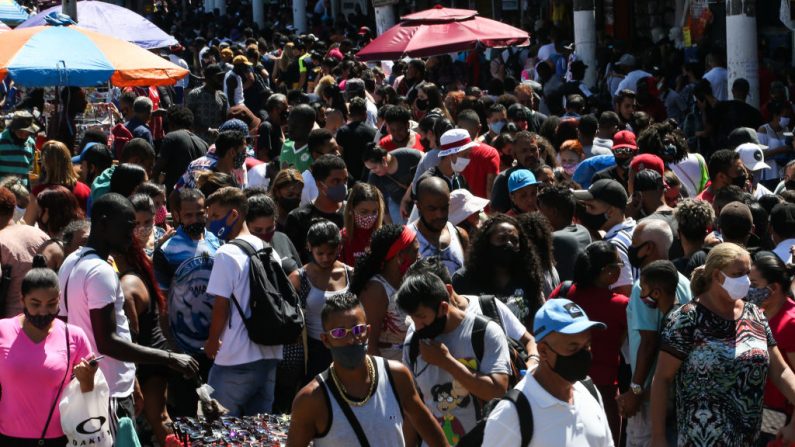 Personas con mascarillas caminan por las concurridas calles comerciales de la región de Bras el 19 de diciembre de 2020 en Sao Paulo, Brasil. (Alexandre Schneider / Getty Images)