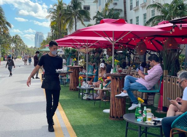 La gente disfruta de una bebida en el área al aire libre de los restaurantes de Ocean Drive el 19 de diciembre de 2020 en South Beach, Florida, en medio de la pandemia de covid-19. (Foto de Daniel Slim / AFP a través de Getty Images)