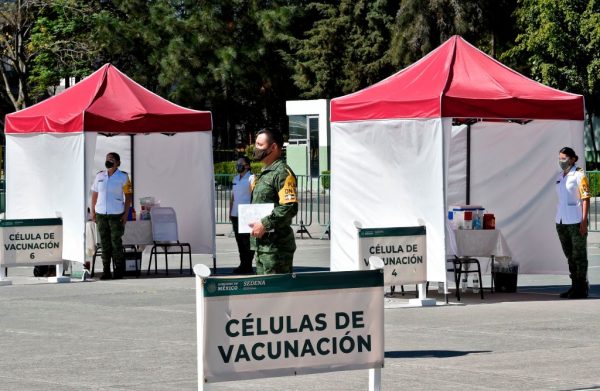 Personal médico de diferentes instituciones y del Ejército Mexicano esperan comenzar a aplicar la vacuna Pfizer / BioNTech COVID-19, en el Campo Militar Número 1A de la Ciudad de México (México) el 28 de diciembre de 2020. (Foto de ALFREDO ESTRELLA / AFP vía Getty Images)