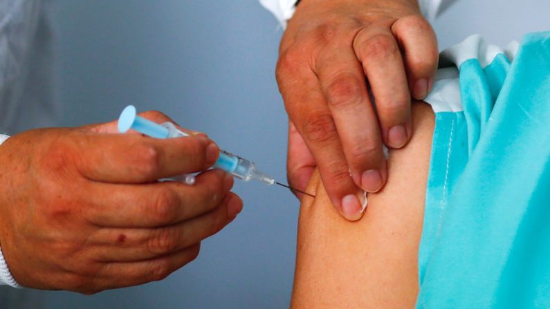 Una enfermera recibe la primera dosis de la vacuna rusa Sputnik V contra el covid-19 en el Hospital Isidoro Iriarte el 29 de diciembre de 2020 en Quilmes, Argentina. (Foto de Marcos Brindicci / Getty Images)