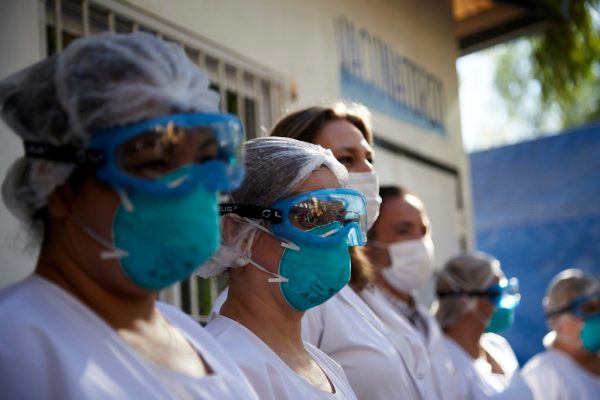 Los trabajadores de la salud posan frente al centro de vacunación antes de administrar la vacuna Sputnik V contra el covid-19 en el Hospital Luis Lagomaggiore el 29 de diciembre de 2020 en Mendoza, Argentina. (Foto de Alexis Lloret / Getty Images)
