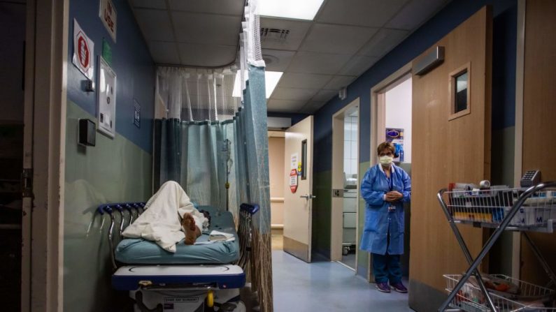 Un paciente descansa en un pasillo esperando una habitación en el Centro Médico Providence Cedars-Sinai Tarzana en Tarzana, California el 3 de enero de 2021. Apu Gomes/AFP vía Getty Images)