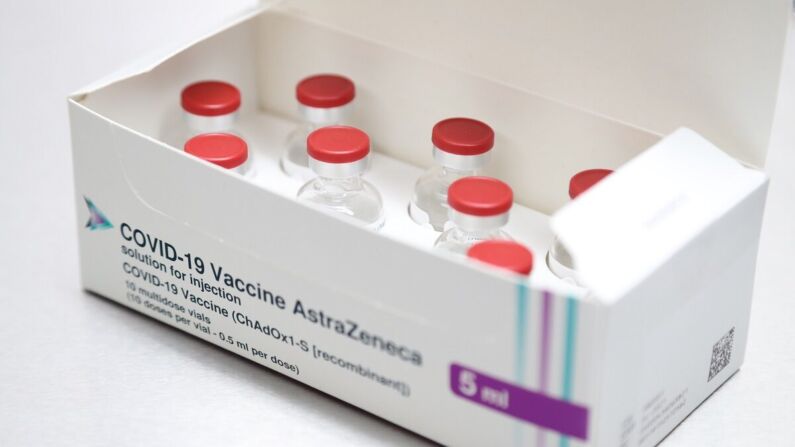 Una caja con vacunas AstraZeneca/Oxford COVID-19 en Pontcae Medical Practice (Merthyr Tydfil), en el sur de Gales, el 4 de enero de 2021. (Geoff Caddick/AFP a través de Getty Images)