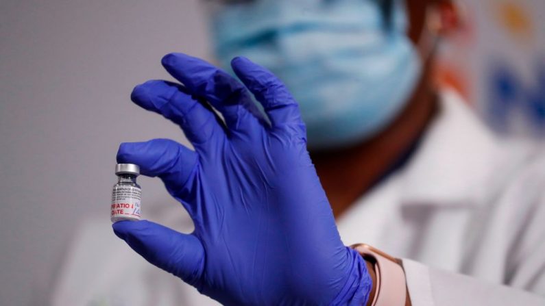 Se ve un frasco de vacuna contra el COVID-19 en la ciudad de Nueva York el 4 de enero de 2021. (Shannon Stapleton/Pool/AFP a través de Getty Images)