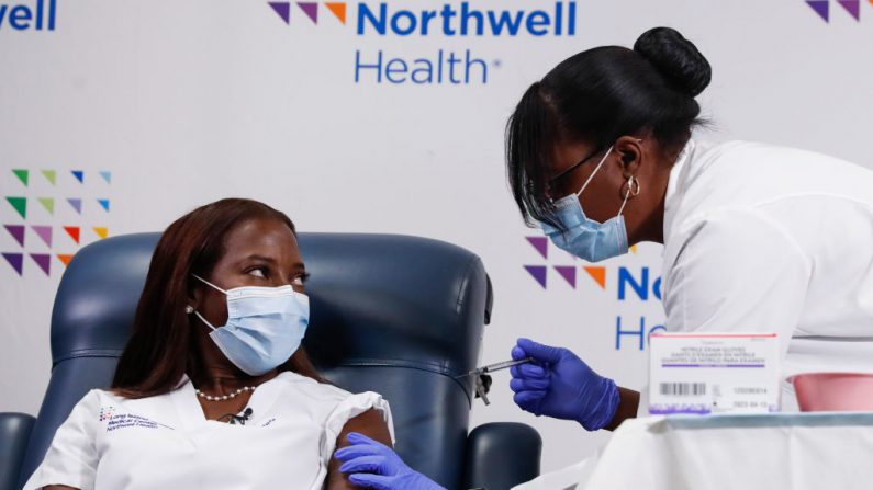 La enfermera Sandra Lindsay recibe la segunda dosis de una vacuna contra la enfermedad del covid-19 de Pfizer (COVID-19), en el Centro Médico Judío de Long Island el 4 de enero de 2021 en el distrito de Queens de la ciudad de Nueva York (EE.UU.). (Foto de Shannon Stapleton-Pool / Getty Images)