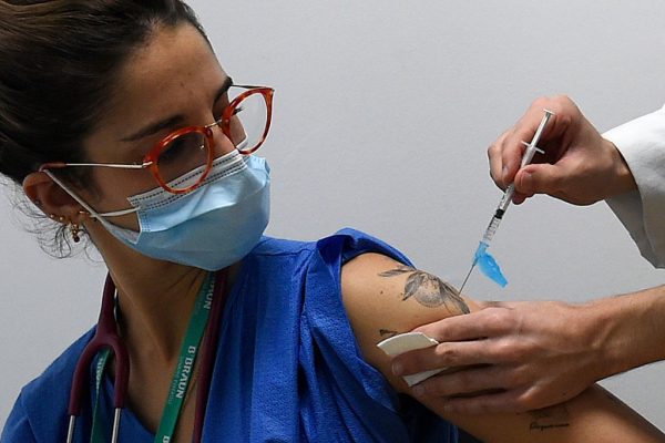 Una enfermera del servicio de cirugía pediátrica se vacuna contra el covid-19 en el hospital Vall d'Hebron de Barcelona (España) el 4 de enero de 2021. (Foto de JOSEP LAGO / AFP vía Getty Images)
