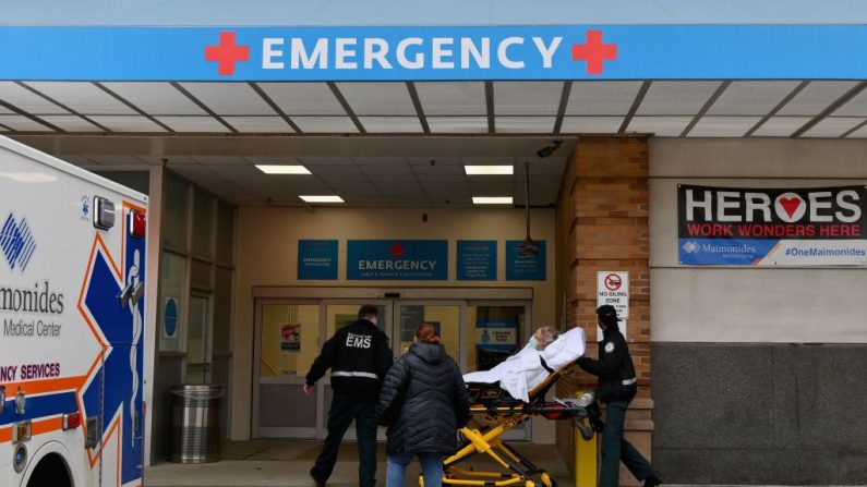 Los trabajadores de la salud transportan a un paciente desde una ambulancia al Centro Médico Maimonides, un hospital en el barrio de Borough Park de Brooklyn, el 4 de enero de 2021 en la ciudad de Nueva York (EE.UU.). (Foto de ANGELA WEISS / AFP a través de Getty Images)