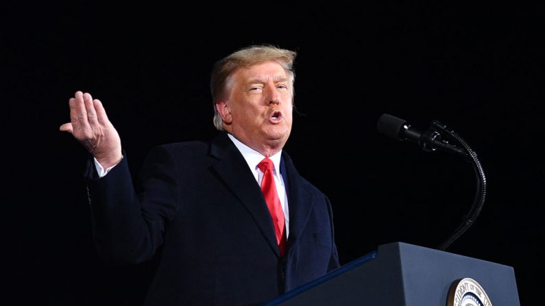 El presidente de Estados Unidos Donald Trump habla durante un mitin en el Aeropuerto Regional de Dalton (Georgia) el 4 de enero de 2021. (MANDEL NGAN/AFP vía Getty Images)