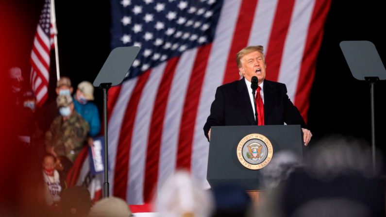 El presidente de Estados Unidos Donald Trump habla durante una manifestación en apoyo de los senadores republicanos Kelly Loeffler y David Perdue antes de la segunda vuelta del Senado en el Aeropuerto Regional de Dalton, Georgia, el 4 de enero de 2021. (MANDEL NGAN/AFP vía Getty Images)
