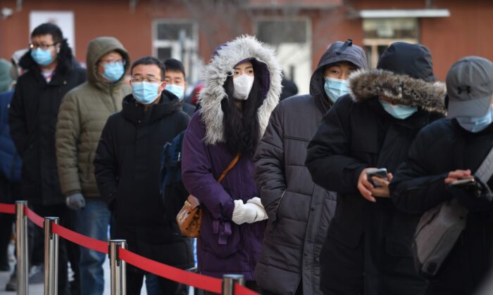 Personas hacen fila para hacerse la prueba del COVID-19 frente a un hospital en Beijing, China, el 5 de enero de 2021. (GREG BAKER/AFP a través de Getty Images)